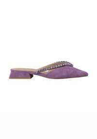 Mocassino in suede viola con punta appuntita e tacco basso. Presenta una fascia decorativa impreziosita da pietre sfaccettate lungo la parte superiore.