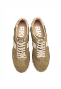 Sneaker in camoscio verde oliva con accenti beige, dotate di una superficie liscia, lacci spessi e un logo bianco sulla linguetta.