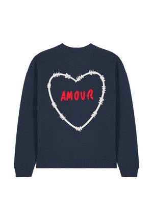 Donkerblauwe sweatshirt met een wit barbed wire hartontwerp. Het woord "AMOUR" is in het rood geborduurd binnen het hart. Ronde hals, geribbelde manchetten.