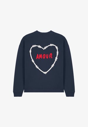 Sweatshirt bleu marine avec un design de cœur en fil barbelé blanc. Le mot "AMOUR" est brodé en rouge à l'intérieur du cœur. Col rond, poignets côtelés.