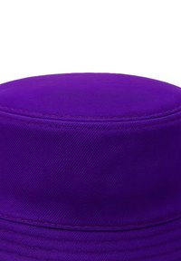 Cappello a secchiello viola con superficie liscia e testurizzata. Presenta una corona rotonda e dettagli cuciti attorno alla tesa.