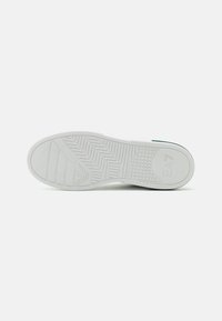 EA7 Emporio Armani SUMMER COURT - Tenisice - white/iceflow/stargaze
