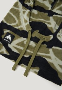 Fleece mikina v olivovo zelenej a čiernej kamuflážnej vzore. Má zaoblený výstrih, šnúrky na stiahnutie a značkovú etiketu na leme.