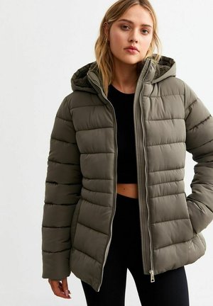 Chaqueta puffer verde oliva con cremallera frontal, capucha y textura acolchada. El interior está forrado, mejorando la calidez y la comodidad.