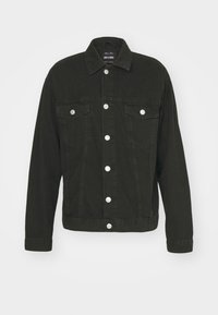 Zwarte spijkerjas met een knoopsluiting aan de voorkant, twee borstzakken en zilverkleurige hardware. Voorzien van een klassieke kraag en recht gesneden mouwen.