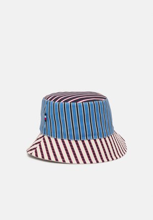 Bucket hat met gemengde verticale en diagonale strepen in blauw, wit, zwart en rood op de kroon en rand.