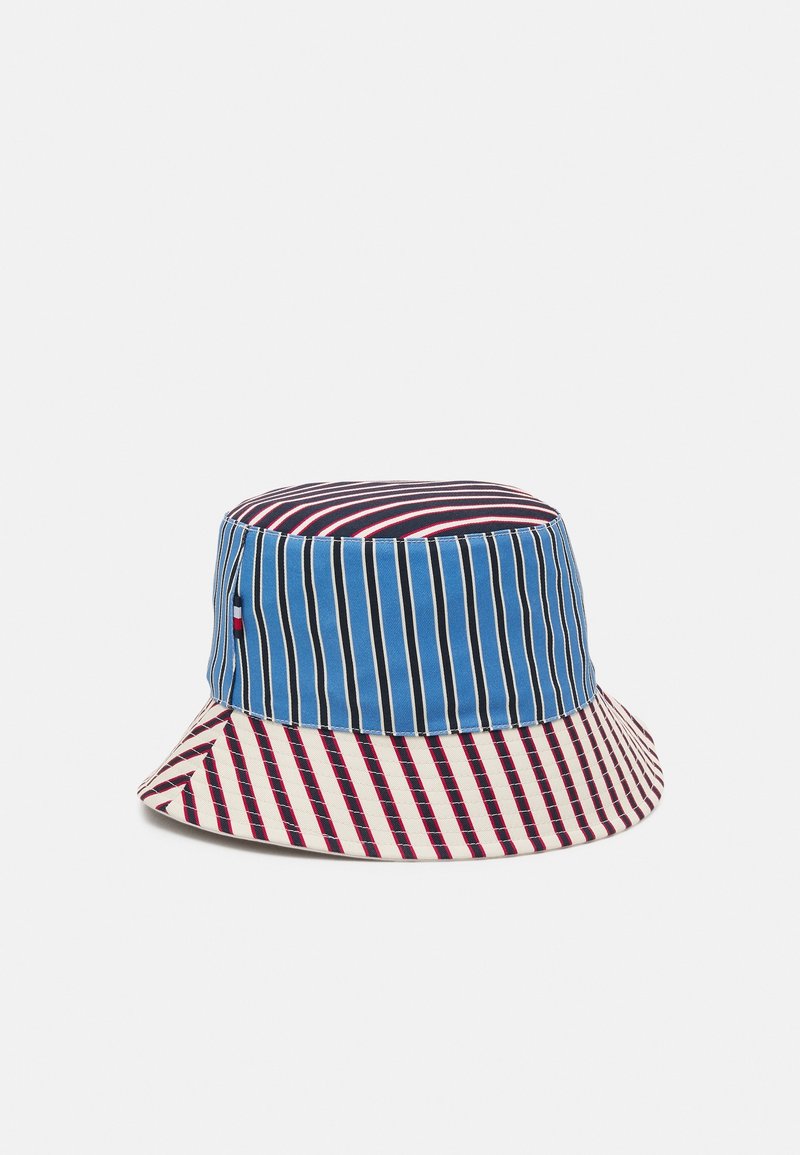 Chapeau bob avec des rayures verticales et diagonales mélangées en bleu, blanc, noir et rouge sur la calotte et le bord.