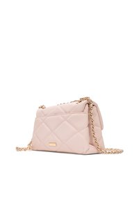 Borsa a tracolla rosa trapuntata con catena dorata, caratterizzata da una texture liscia e una tasca frontale. Forma rettangolare con bordi morbidi.