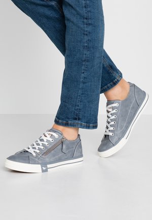 Mustang Trainers - sky