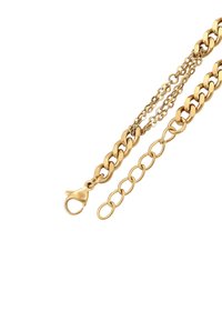Gouden ketting met meerdere schakelstijlen en een kreeftenhaaksluiting op een witte achtergrond.