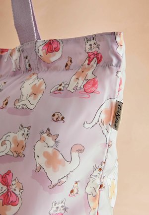 Borsa a spalla decorata con gatti illustrati in varie pose accanto a una palla di lana giocosa, su uno sfondo rosa chiaro.