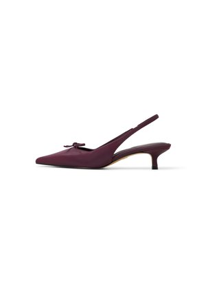 Décolleté slingback in pelle bordeaux con punta affilata, tacco sottile e dettaglio di fiocco decorativo sul davanti. Texture liscia e design minimalista.