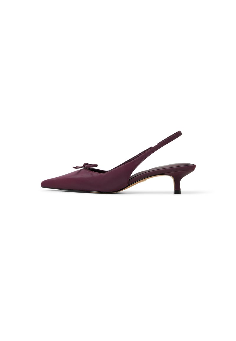 Burgundin nahkaisat siniset kengät, joissa on terävä kärki, siro korko ja koristeellinen rusetti etuosassa. Silkkinen pinta ja minimalistinen muotoilu.