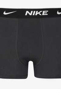 Zwarte heren boxershorts met het Nike-logo op een zwart-witte tailleband. Gemaakt van een gladde, rekbare stof met een getailleerd ontwerp.