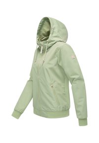 Jasnozielona kurtka z kapturem, z zamkiem z przodu, bocznymi kieszeniami, elastycznymi mankietami i prążkowanym wykończeniem u dołu. Gładki materiał z subtelnym wykończeniem i detalem logo.