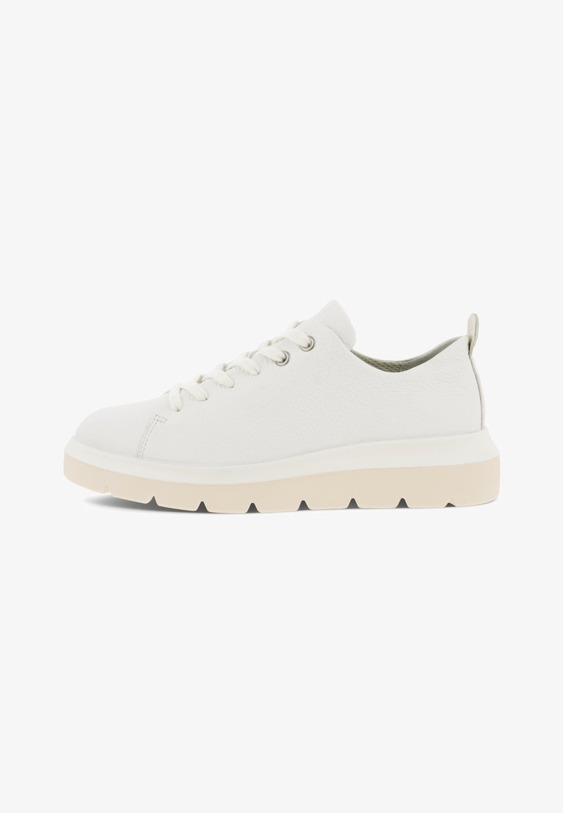 Hvide lædersneakers med rund tå, flade snørebånd og beige gummisål, der har en tekstureret overdel og et minimalistisk design.