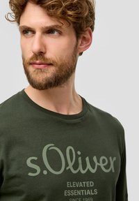 s.Oliver MIT GROSSEM LABEL - T-shirt print - tannengrün