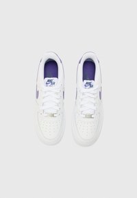 Vita Nike Air Force 1-sneakers med lila detaljer, snördesign, gummisula och perforerad tåkappa. Texturerad innersula.