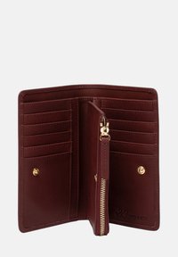 Bordeaux leren portemonnee met meerdere kaartsleeves, een ritsvak en hardware in gouden toon. Zachte textuur met subtiele branding.