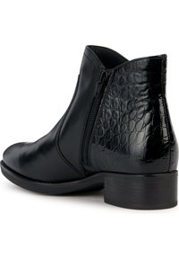 Sorte lær ankle boot med en struktureret krokodillepræget panel, lynlås på siden, rund tå og en lav stablet hæl. Glat overflade og elegant design.