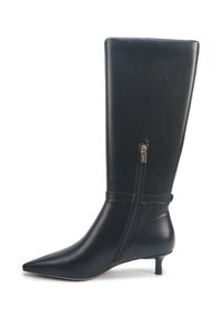 Černá kožená kotníková bota s špičatou špičkou, nízkým kitten podpatkem a bočním zipem. Hladká textura, elegantní design a přiléhavý tvar.