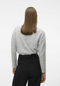 Pull en tricot gris à manches longues et pantalon noir ajusté, présentant une texture lisse et des détails de design subtils, vu de dos.