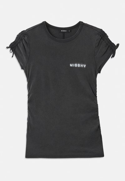 Černé tričko s krátkým rukávem, s nařasenými detaily na rameni, s kulatým výstřihem a vyšitým logem "MISBHV" na hrudi.