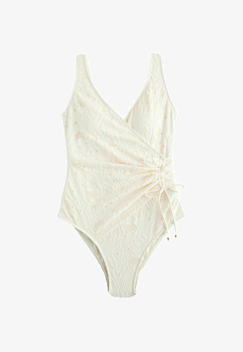 Maillot de bain une pièce ivoire avec texture en dentelle florale, décolleté en V à nouer sur le devant, et détail froncé noué ajustable sur le côté.