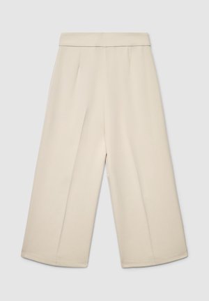 Pantaloni beige a gamba larga realizzati in tessuto liscio con vita alta e pieghe frontali, caratterizzati da un taglio dritto e bordi puliti.