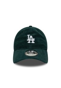 Groene corduroy pet met verstelbare band, voorzien van een witte geborduurde "LA" logo aan de voorkant. Ronde klep en textuurstof voegen detail toe.