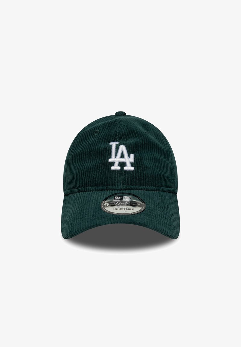 Groene corduroy pet met verstelbare band, voorzien van een witte geborduurde "LA" logo aan de voorkant. Ronde klep en textuurstof voegen detail toe.