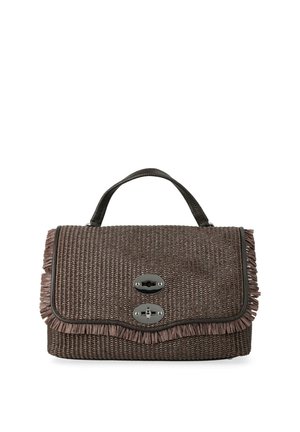 Borsa a mano marrone intrecciata con manico superiore, rifinitura con frange e due chiusure a torsione argento sulla pattina frontale.