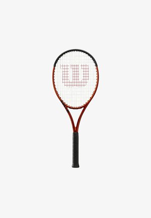 Racchetta da tennis con un telaio arancione e nero, un motivo di corde bianche e un grande logo rosso "W" sulle corde. Manico in nero con texture.