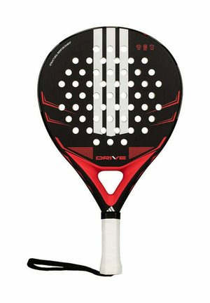Zwart en rood padelracket met een afgeronde vorm, een gestructureerd oppervlak, ronde perforaties, drie witte strepen en een wit handvat met een polsbandje.