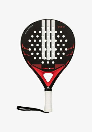 Zwart en rood padelracket met een afgeronde vorm, een gestructureerd oppervlak, ronde perforaties, drie witte strepen en een wit handvat met een polsbandje.