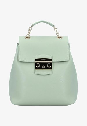 Sac à main en cuir vert clair avec une poignée supérieure et un fermoir argenté gravé du nom de la marque Furla sur le rabat avant.
