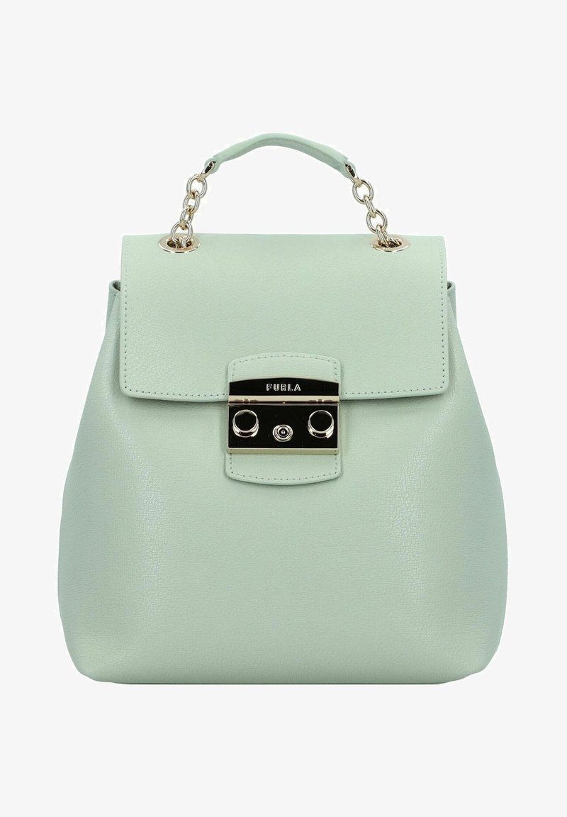 Sac à main en cuir vert clair avec une poignée supérieure et un fermoir argenté gravé du nom de la marque Furla sur le rabat avant.