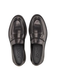 Schwarze LederSlipper mit einer runden Zehe, vorderem Riemen und geprägtem Logo auf der Innensohle. Glatte Textur mit erhobenen Nähdetails.