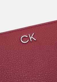 Calvin Klein DAILY MEDIUM BIFOLD - Maks - biking red