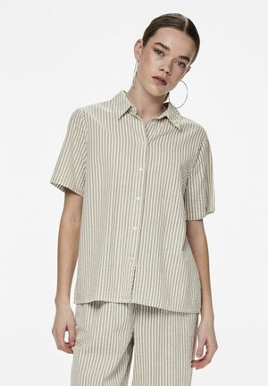 Camicia a maniche corte con bottoni di un beige chiaro a righe verticali. Realizzata in un tessuto testurizzato, presenta un colletto classico e una vestibilità comoda.