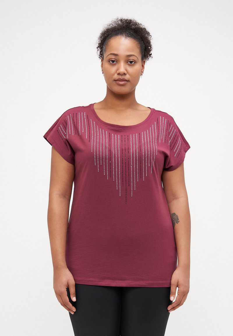 ONLY Carmakoma CARLULA O NECK RHINESTONE - Apdrukāts T-krekls - burgundy