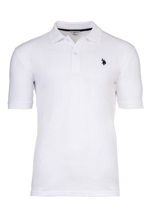 Polo blanco de manga corta con cuello, dos botones y pequeño logo bordado en negro de un caballo y jinete en el lado izquierdo del pecho.