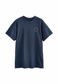 Tricou din bumbac de culoare albastru închis, cu decolteu rotund, mâneci scurte raglan și un mic grafic circular pe piept. Textură fină.