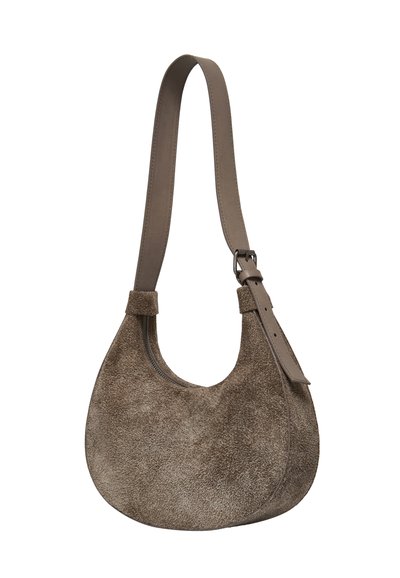 Borsa a spalla in suede di colore marrone scuro, con una forma curvata a mezzaluna. Presenta una cinturino largo con una fibbia e dettagli della cerniera a vista.