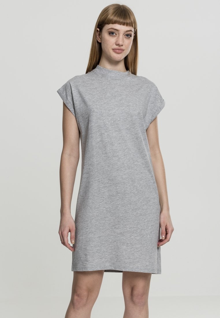 Robe en coton gris avec un col haut et des manches courtes, présentant une coupe décontractée et une texture lisse, tombant au-dessus du genou.
