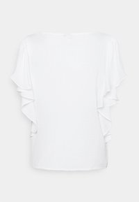 Blusa bianca con maniche corte arricciate, texture morbida e vestibilità rilassata con scollo rotondo e apertura con bottone sul retro.
