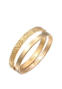Goldringe haben ein strukturiertes Band mit rauer Oberfläche und einem glatten Band. Beide sind glänzend und zeigen feine Gravuren im Inneren.