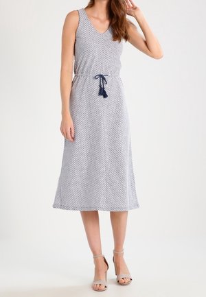 Robe midi sans manches à motif chevrons bleu marine et blanc, avec un waist à cordon de serrage et une jupe évasée. Tissu lisse et léger.