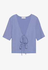 Levandulový pletený top s krátkým rukávem a hlubokým výstřihem do V, zdobený předním uzlem. Texturovaná tkanina s uvolněným střihem a jemným horizontálním vzorem.