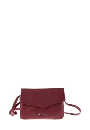 Sac à bandoulière en cuir rouge avec rabat, texture lisse et accent logo à l'avant. Bandoulière réglable incluse.